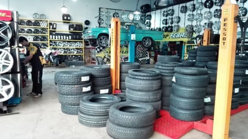 Escasez de neumáticos preocupa a los comerciantes posadeños.
