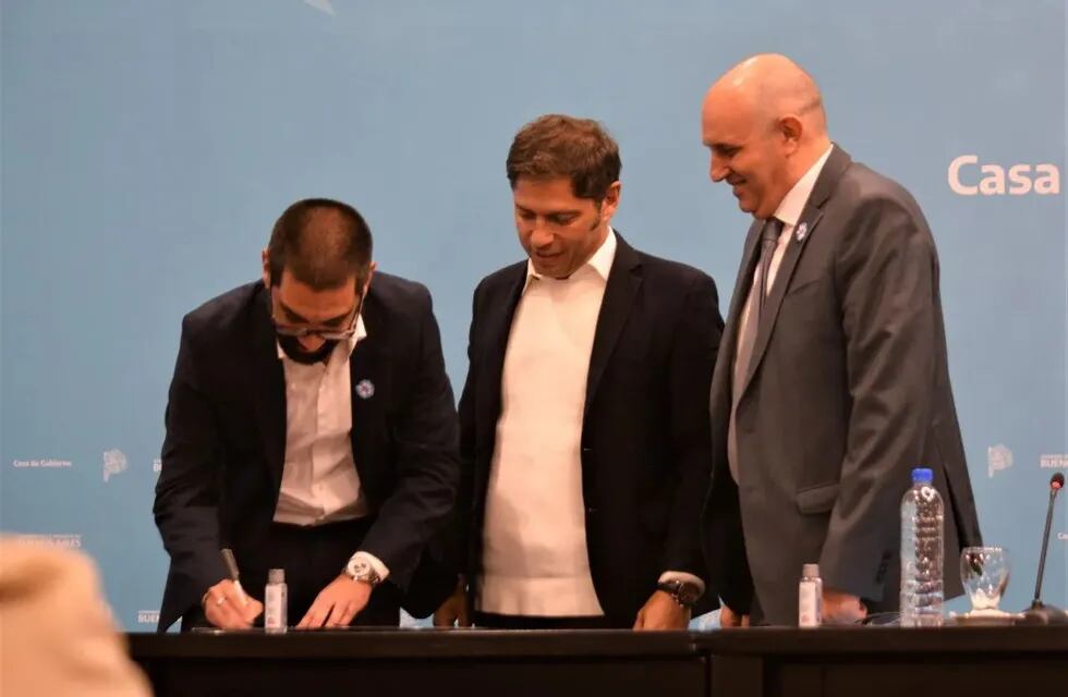 Rodrigo Aristimuño firma el convenio de pavimentación de caminos en Puerto Rosales.