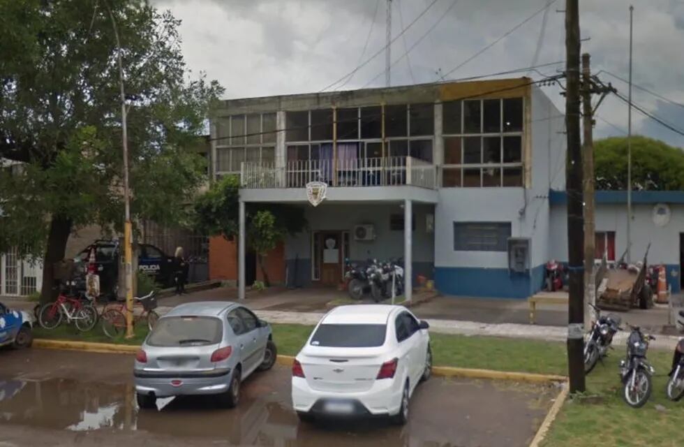 El comisario detenido se desempeñaba como jefe del Comando Radioeléctrico de Fray Luis Beltrán. (Google Street View)