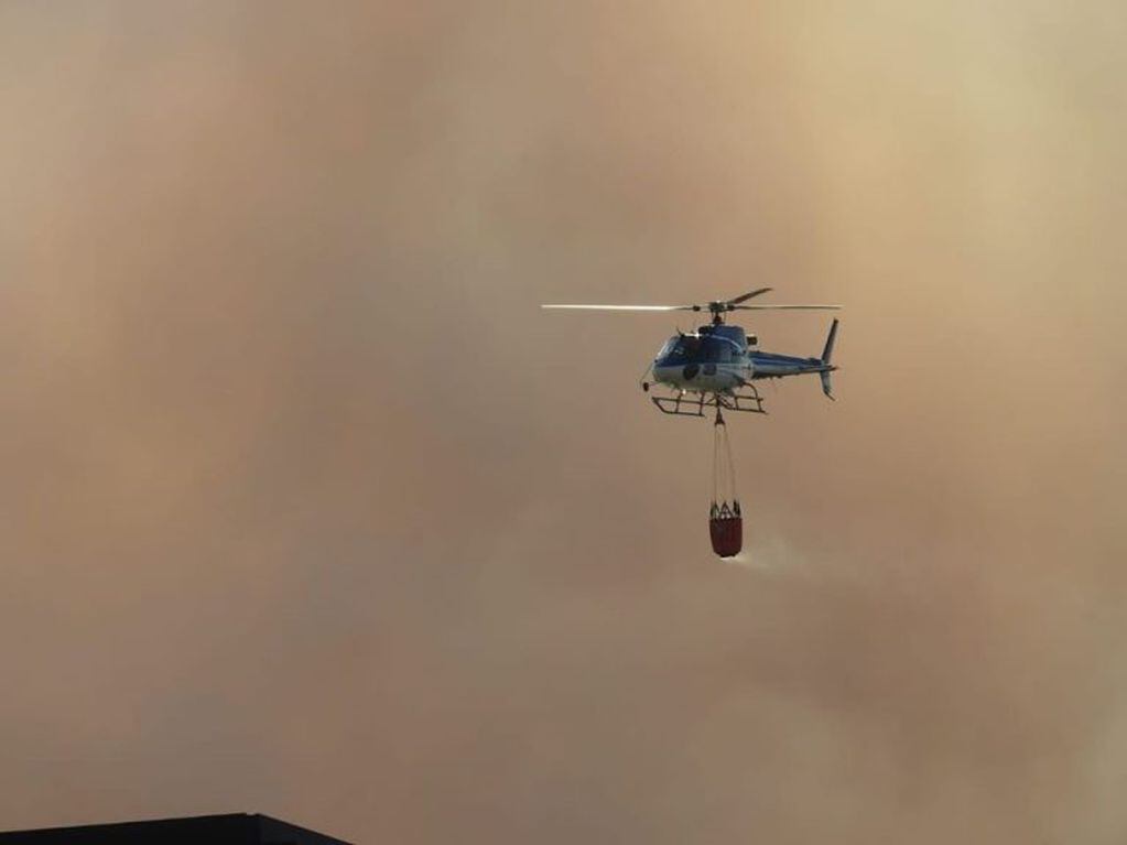 14 dotaciones de bomberos junto a 4 aviones hidrantes intervienen en el incendio desatado en La Calera