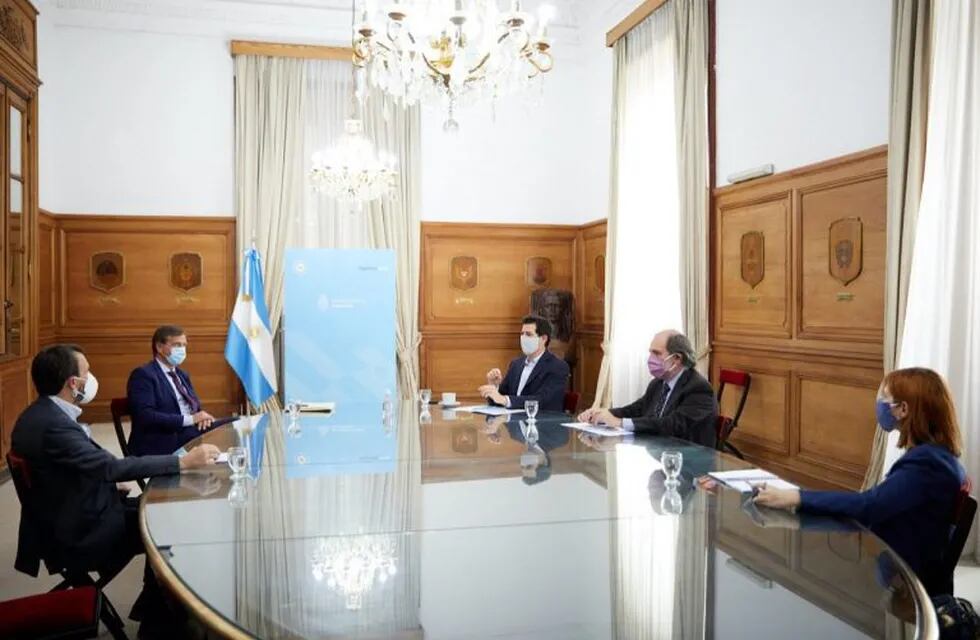 Suarez con el ministro del interior Wado de Pedro en Buenos Aires por Portezuelo del Viento