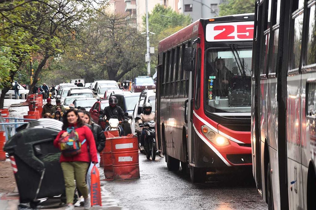 Marcha piquetera y acampe en Córdoba: complicaciones en el tránsito. (Pedro Castillo / La Voz)
