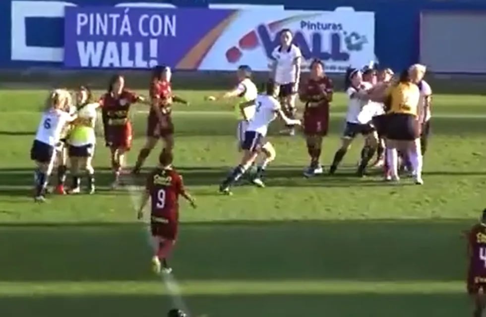 Batalla campal en el partido por el fútbol femenino de la Liga Mendocina entre Godoy Cruz y Las Pumas.