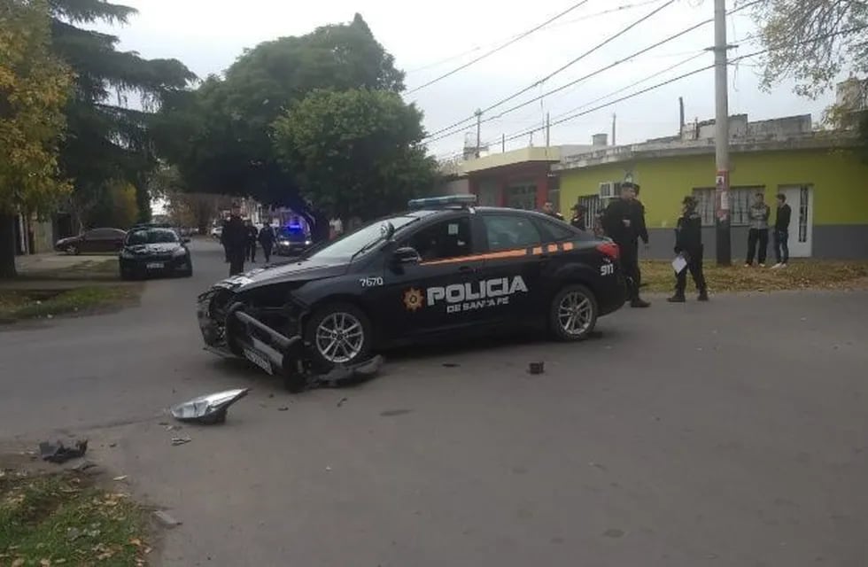 Choque entre un móvil policial y un auto. (Rosario3)