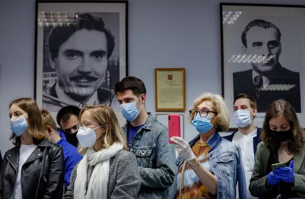 Moscow (Russian Federation).- (FILE) - Journalists wearing protective face masks attend a news conference after ending the first stage of clinical trials of vaccine form against COVID-19, at the Science and Practice Center for Interventional Cardioangiology in Moscow, Russia, 15 July 2020 (reissued 11 August 2020). According to reports, Russian President Putin has announced the registration of a Russian vaccine against the coronavirus SARS-CoV-2 which causes COVID-19. (Rusia, Moscú) EFE/EPA/YURI KOCHETKOV *** Local Caption *** 56215804