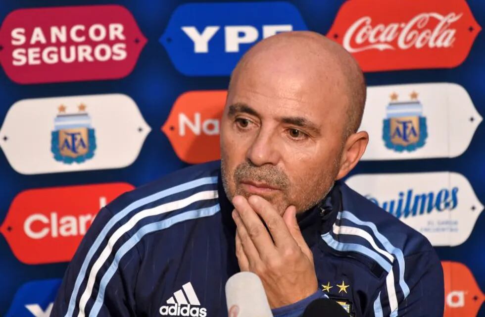 CORRECTION - Argentina's football team coach Jorge Sampaoli attends a pre-match press conference at the National Stadium in Singapore on June 12, 2017.\r\nArgentina will play Singapore in an international friendly football match at the National Stadium on June 13. / AFP PHOTO / ROSLAN RAHMAN / “The erroneous mention[s] appearing in the metadata of this photo by ROSLAN RAHMAN has been modified in AFP systems in the following manner: [coach Jorge Sampaoli] instead of [assistant coach Jorge Desio]. Please immediately remove the erroneous mention[s] from all your online services and delete it (them) from your servers. If you have been authorized by AFP to distribute it (them) to third parties, please ensure that the same actions are carried out by them. Failure to promptly comply with these instructions will entail liability on your part for any continued or post notification usage. Therefore we thank you very much for all your attention and prompt action. We are sorry for the inconvenience t singapur Jorge Sampaoli director tecnico de la seleccion nacional de futbol conferencia de prensa