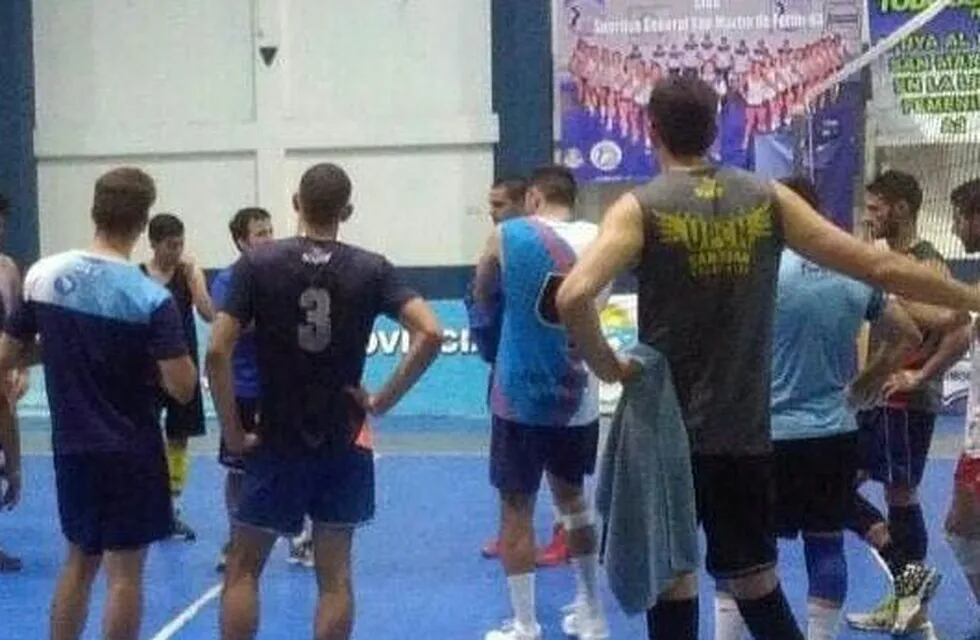 San Martín Vóley se prepara en su gimnasio para la exigente temporada de la Liga Masculina A2