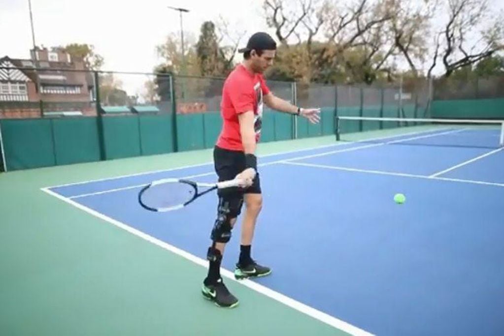 Juan Martín Del Potro y una imagen de su momento, mientras se recupera de la operación. (Captura de video)