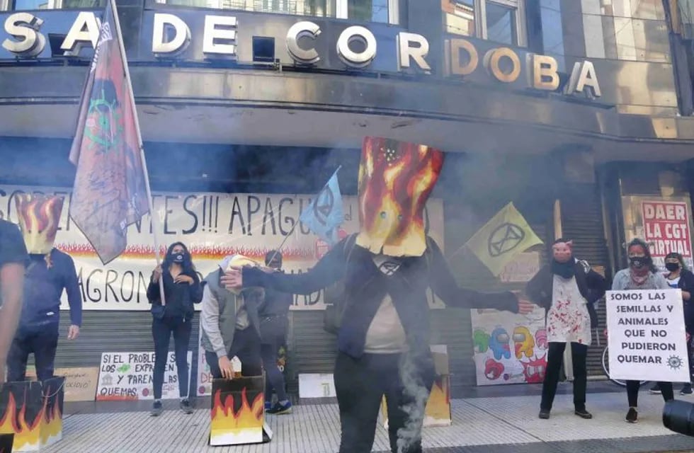 Protesta frente a la casa de Córdoba en Buenos Aires por los incendios