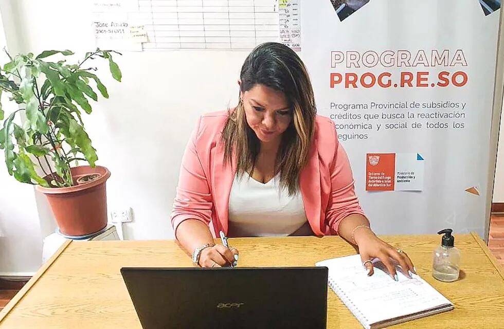 La secretaria de Economía Popular, Cecilia Rojo, participa junto a integrantes del área en las instancias de formación dictadas por el INAES.