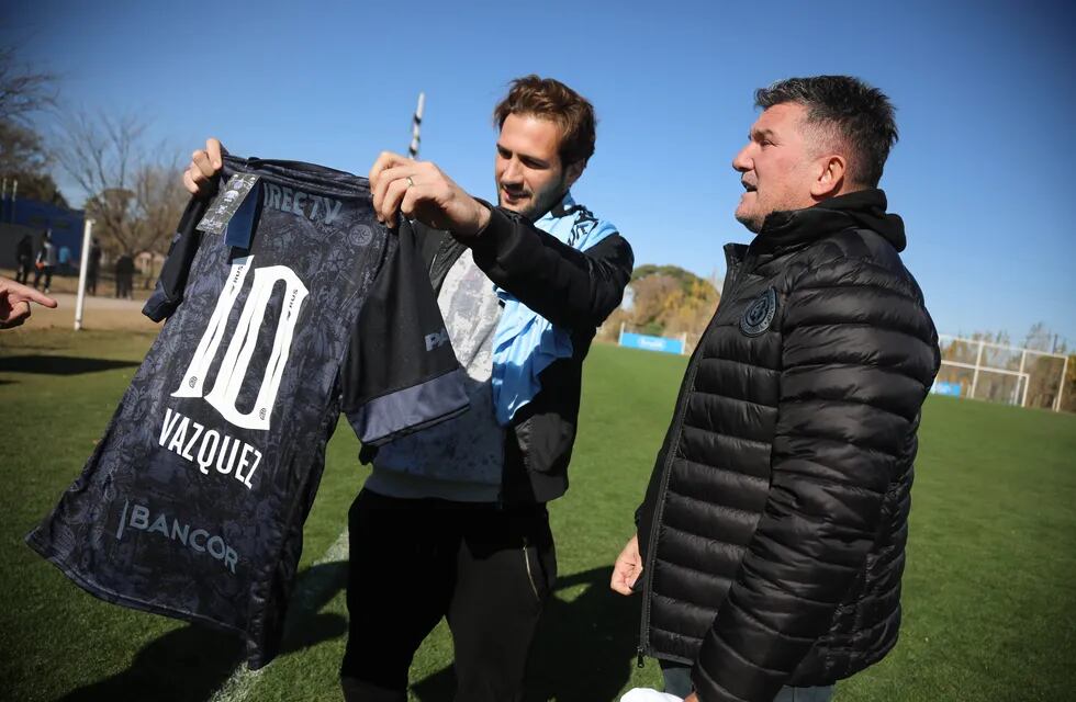 "El Mudo" Vázquez y la camiseta del Pirata recibida de la mano de Luis Artime (Prensa Belgrano)