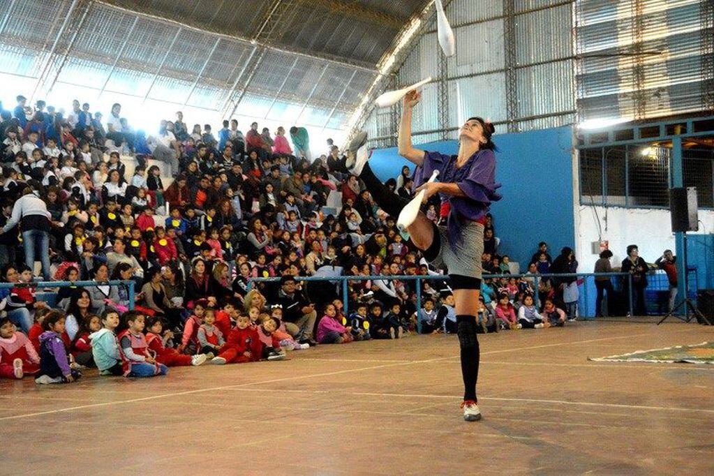 Más de 1.500 niños disfrutaron de una función de "Chaque el circo".