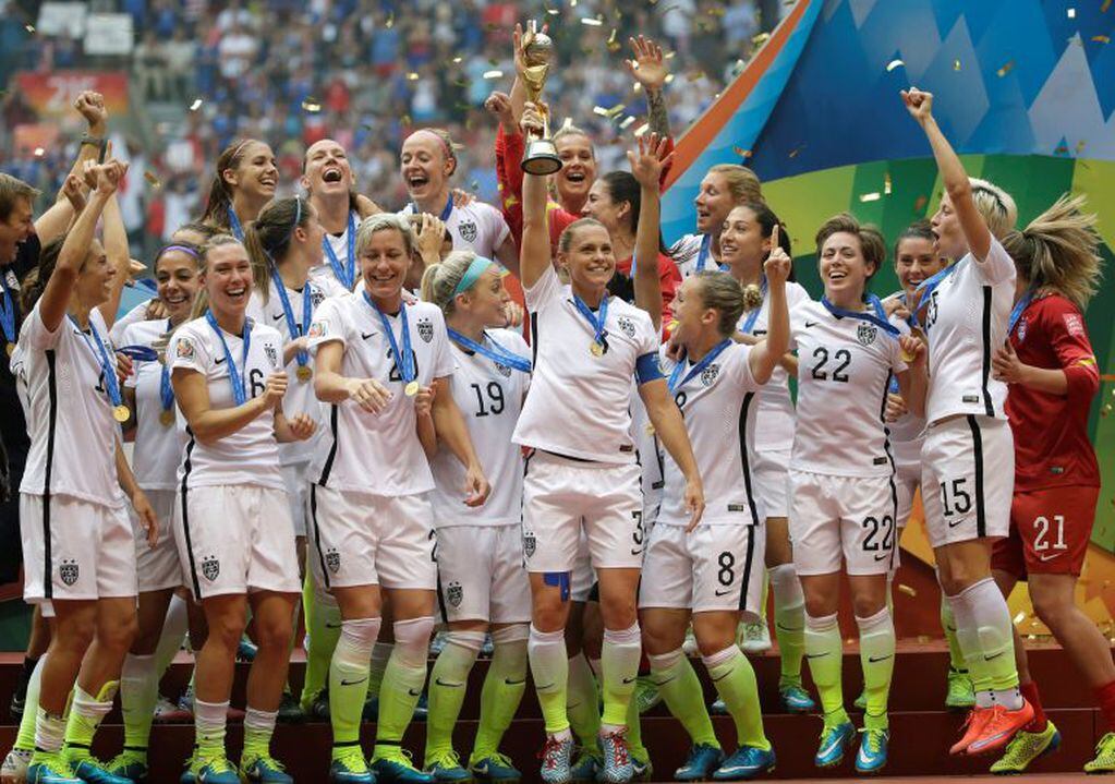 Estados Unidos celebrando el campeonato de 2015, tras vencer 5-2 a Japón en la final. Foto: Elaine Thompson/AP.