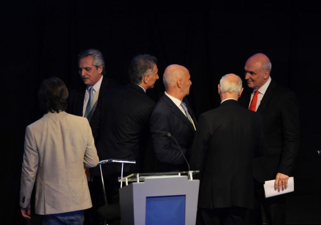 Los candidatos presidenciales se saludan en el cierre del segundo debate. (Foto: Federico López Claro)