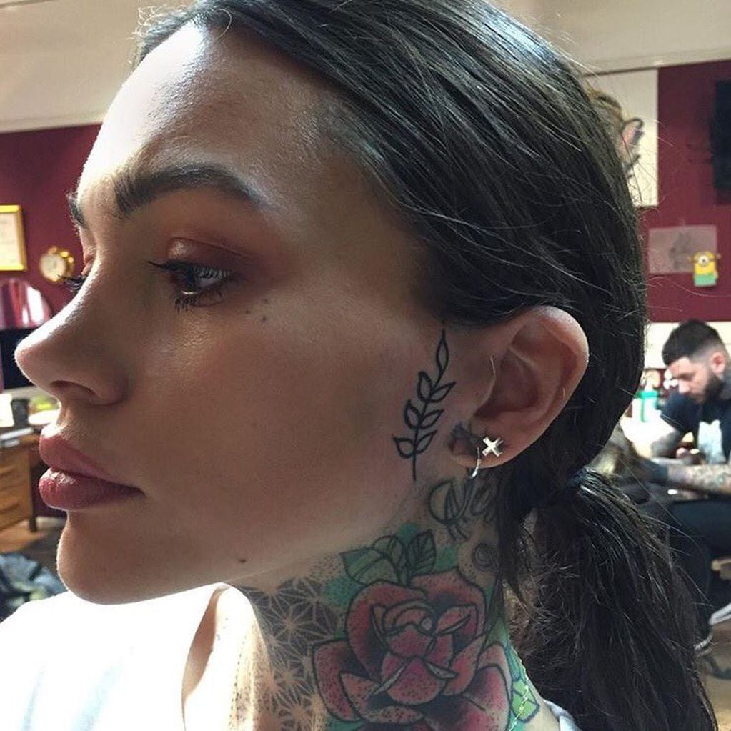 Cande Tinelli tiene el mismo tatuaje cerca de su oreja que Rebecca.