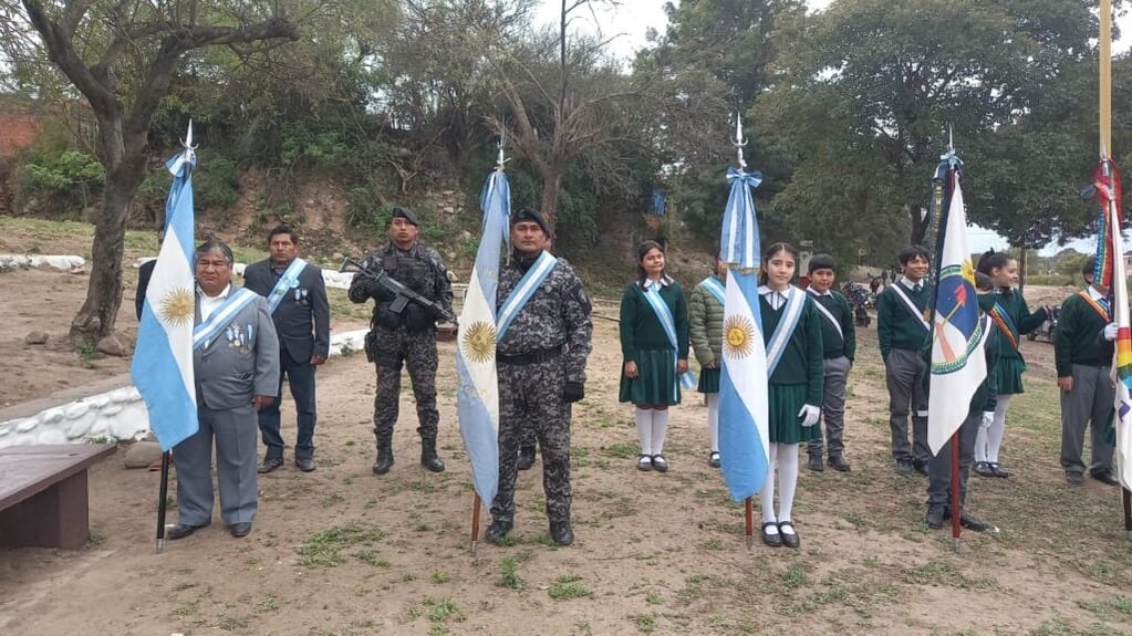 Veteranos de guerra de Malvinas, efectivos de la Policía de la Provincia y alumnos de establecimientos educativos, en el acto celebratorio de la fecha patria en San Pedro de Jujuy.