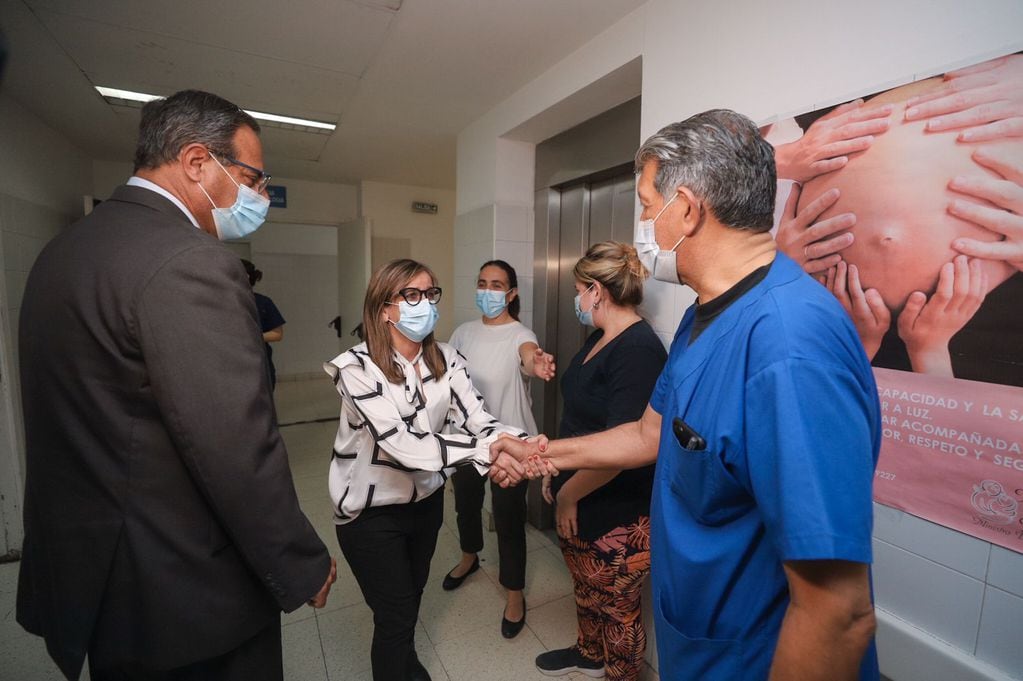 La nueva ministra de Salud, Gabriela Barbás, recorriendo el Hospital Neonatal, una de sus últimas actividades en su primer día al frente de la cartera.