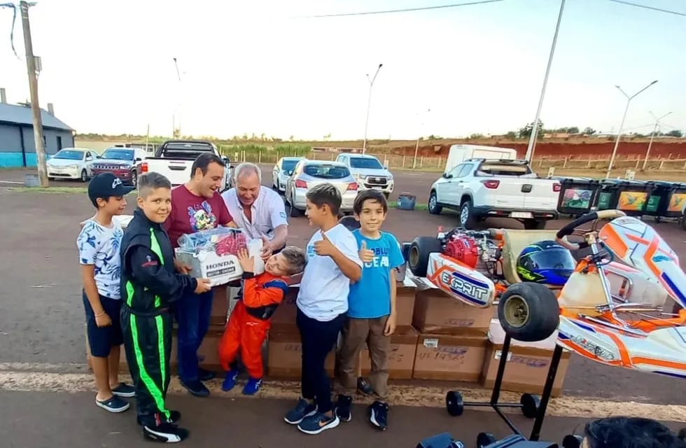 Oscar Herrera Ahuad entregó nuevos motores a la FeMAD quien con ellos creará una nueva categoría en el karting misionero