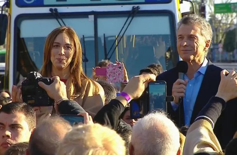 El presidente Mauricio Macri, junto a la gobernadora bonaerense, María Eugenia Vidal, durante la inauguración del Metrobus Calchaquí en Quilmes.