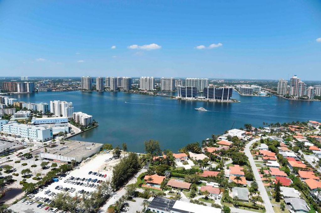 La vista desde un balcón del piso 34 del Porsche Design Tower en Sunny Isles Beach, en Florida. (AFP)