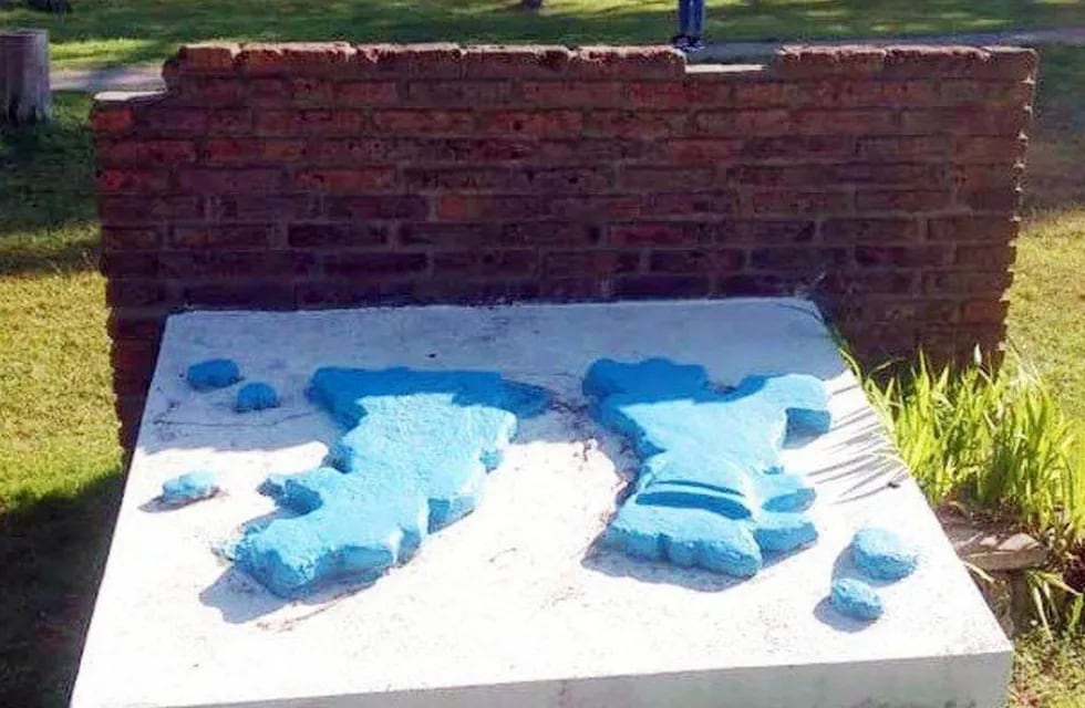 Se derrumbó un monumento en una plaza de Gualeguaychú y aplastó a una nena de 3 años