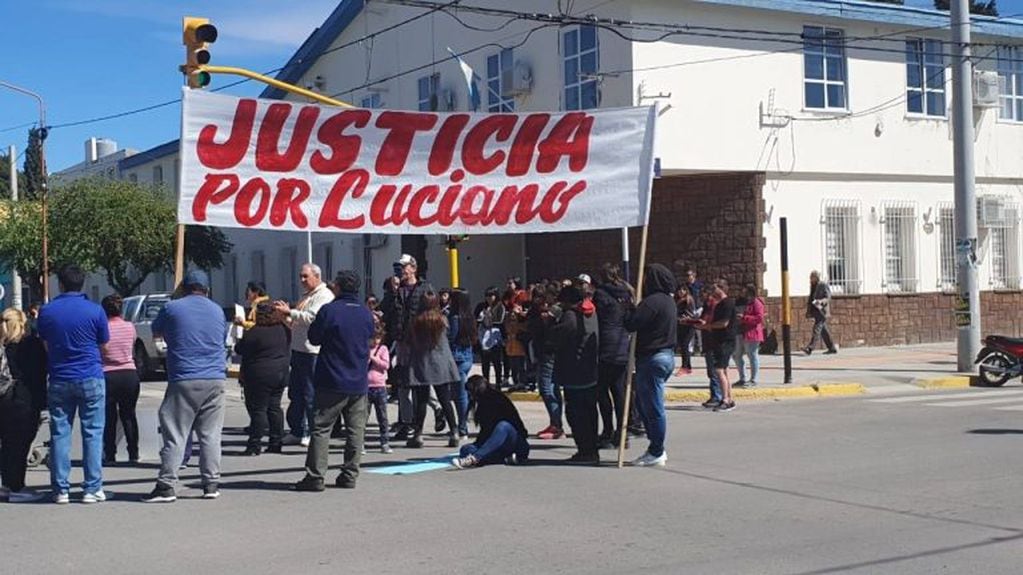 Vecinos de la comarca petrolera se movilizaron y exigieron a la justicia seguridad en la zona en donde falleció Luciano.