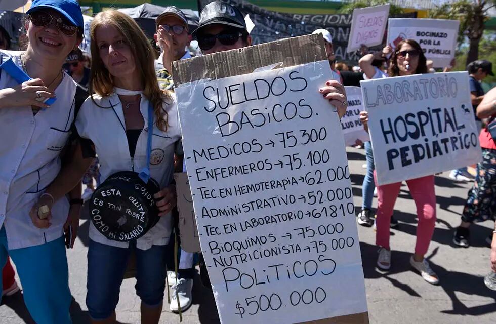 Protesta de médicos y personal de salud por las calles de Córdoba. (Ramiro Pereyra / La Voz)