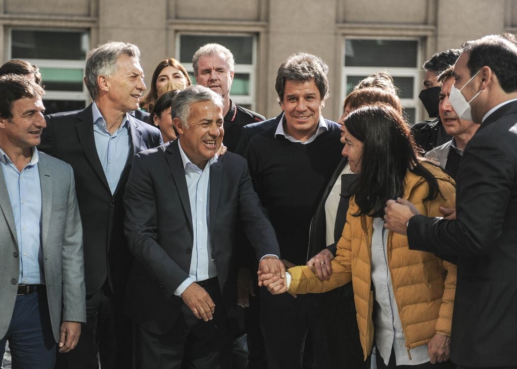 Carmen Álvarez de Córdoba candidata junto a Facundo Manes, Alfredo Cornejo, Mauricio Macri. 
