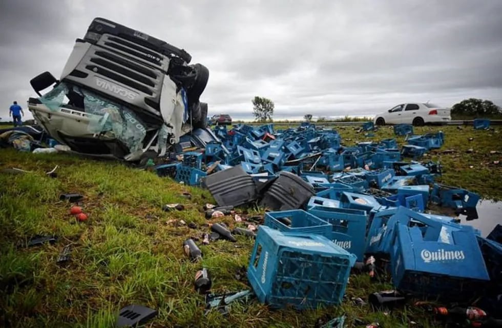 El camión quedó volcado en la autopista Rosario-Buenos Aires.