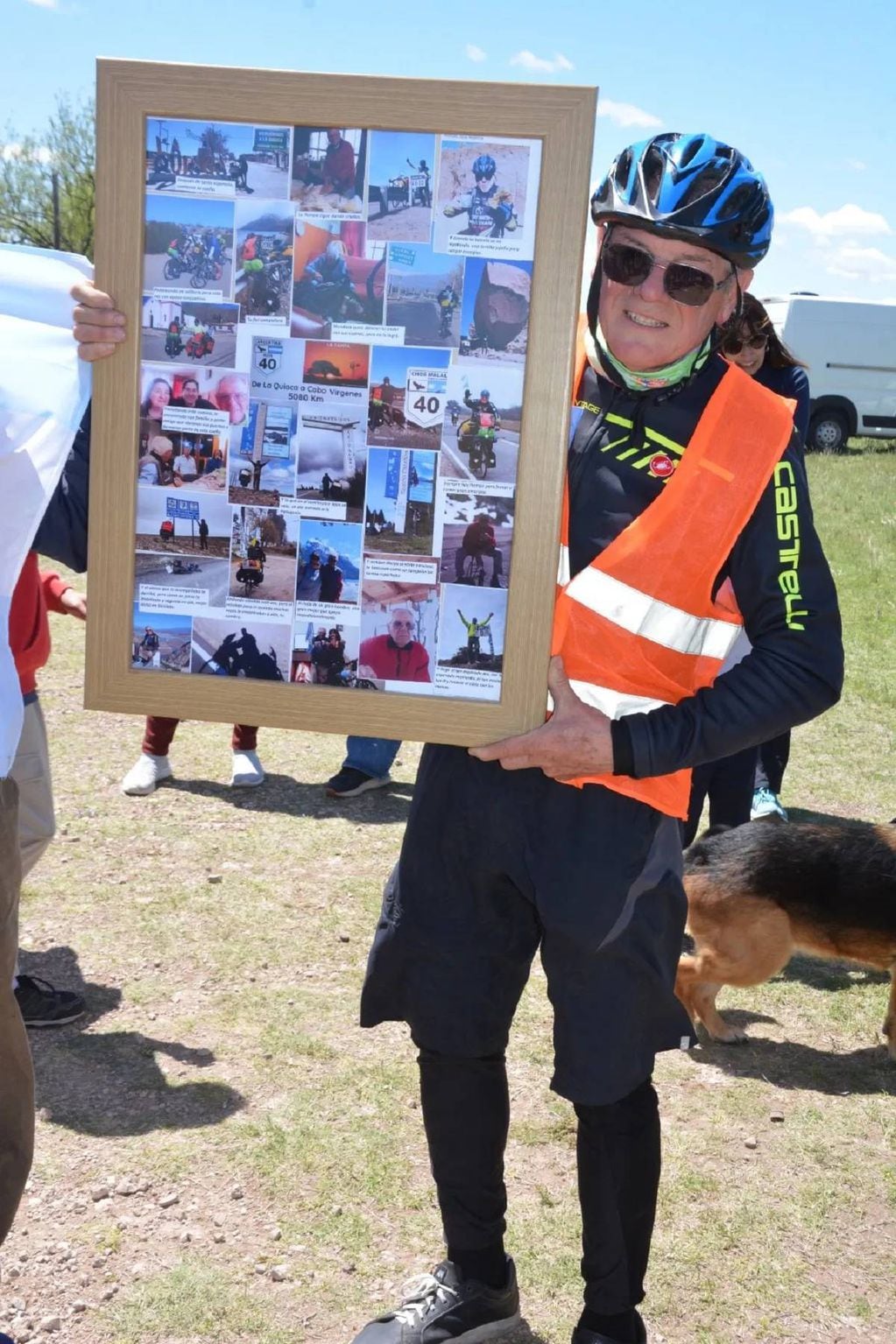 Leone llegó a La Pampa y los amigos y familiares le regalaron un cuadro con fotos de su aventura.