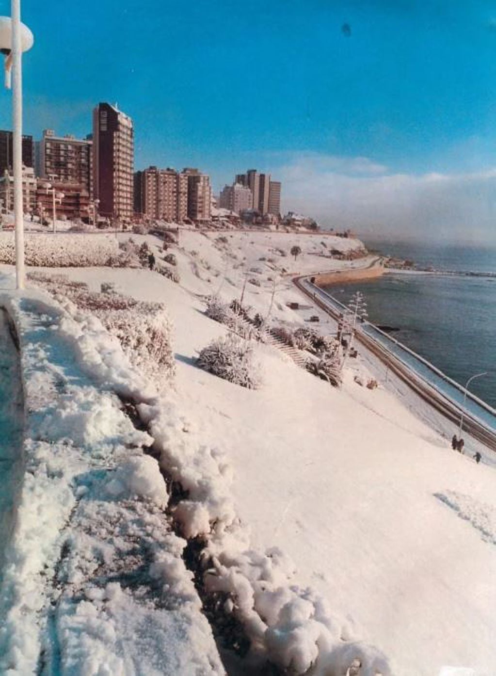 La arena fue cubierta por el manto blanco de la nieve (La Capital).