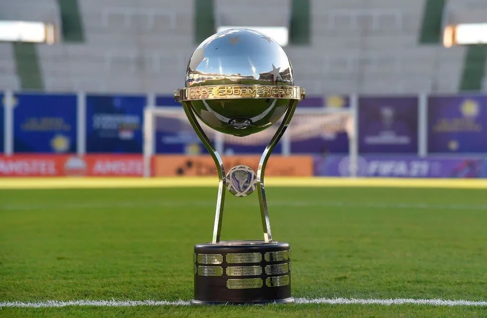 El trofeo. El que buscará Talleres en la edición 2021. (Prensa Conmebol)