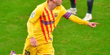 Lionel Messi marcó dos goles en Barcelona y su equipo acecha al puntero