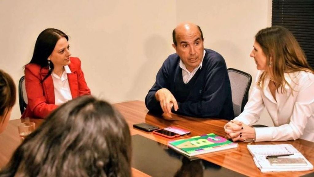 Marcelo Bermúdez en diálogo con referentes políticos en Neuquén (web).