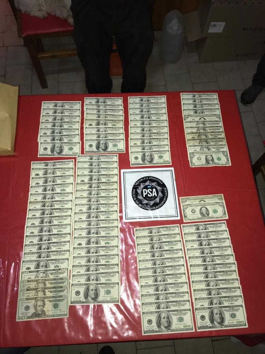La Policía de Seguridad Aeroportuaria (PSA) secuestró una importante suma de efectivo en dólares. (@minseg)