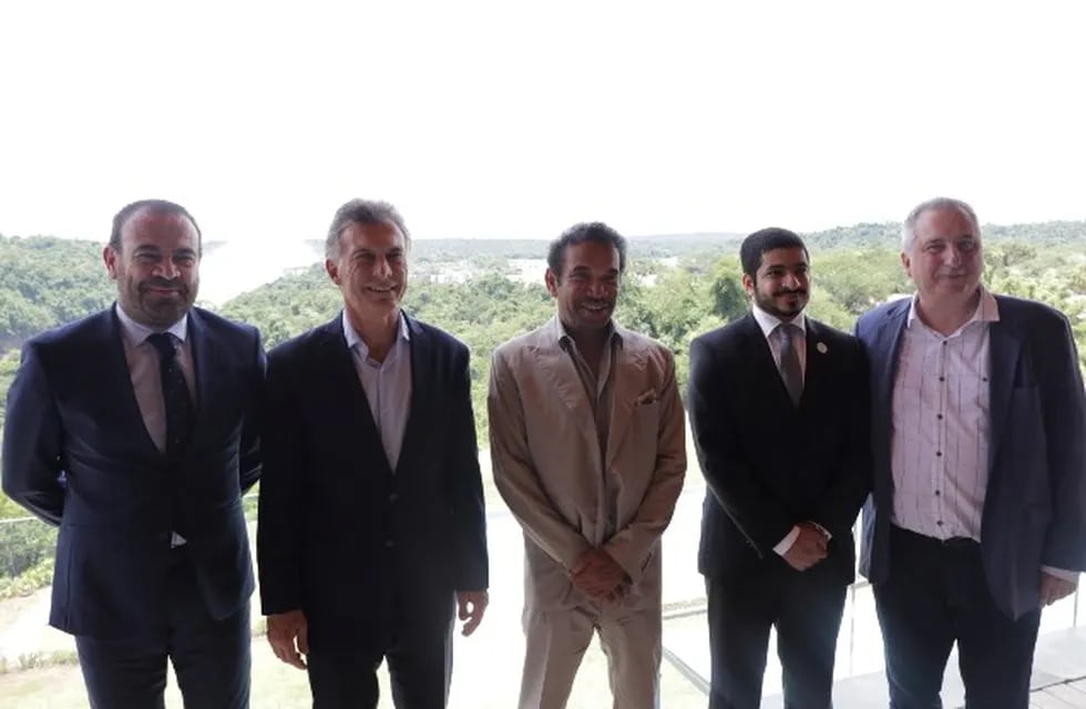 El secretario de Turismo de la Nación, Gustavo Santos, y el gobernador de Misiones, Hugo Passalacqua, firmaron un convenio para la realización de la nueva terminal fluvial turística de Cruceros. (Foto: @hugopassalacqua)