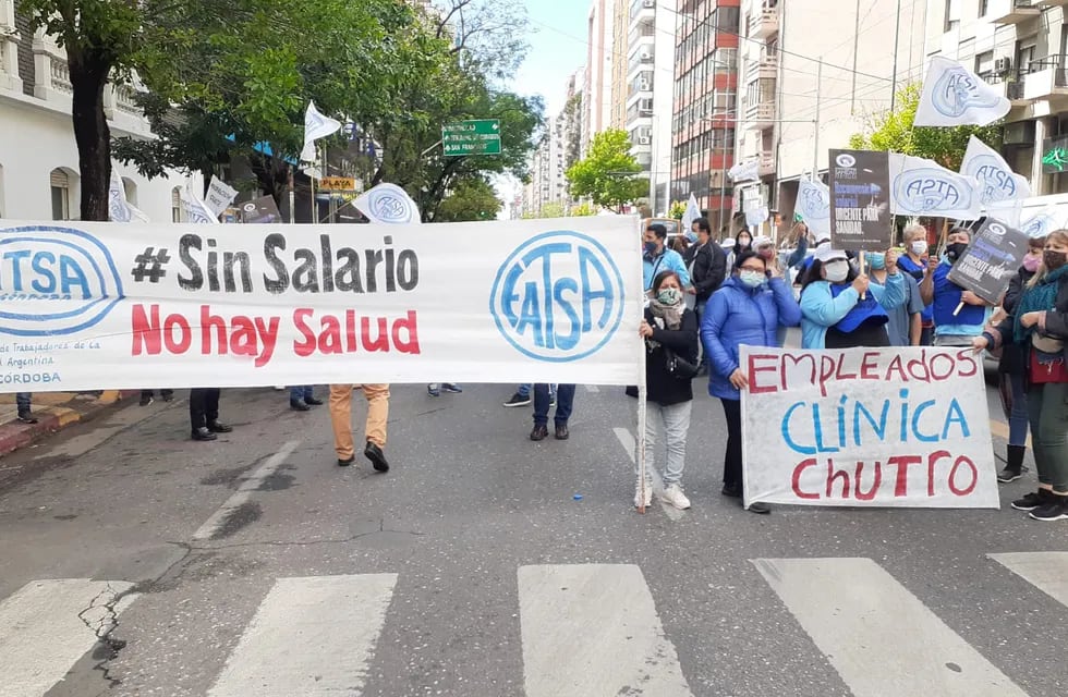 Trabajadores de la sanidad protestaron frente a la clínica Chutro (Prensa Atsa).