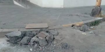 Vecinos salteños improvisaron una rampa con tierra y escombros por la falta de acción municipal