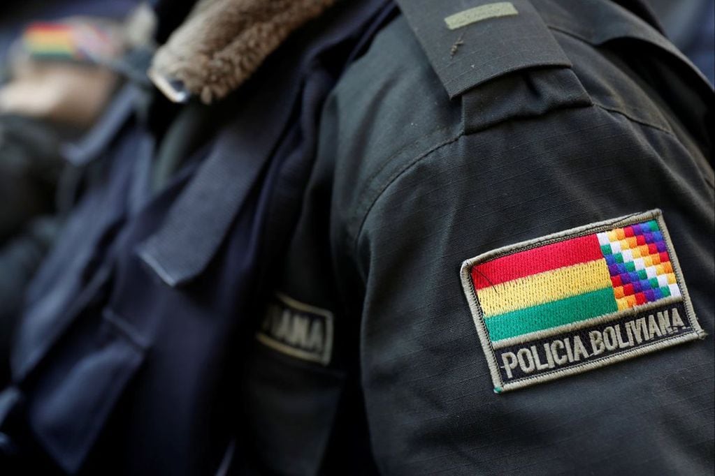 La policía boliviana le tomó muestras al conductor para determinar si estaba ebrio o no.