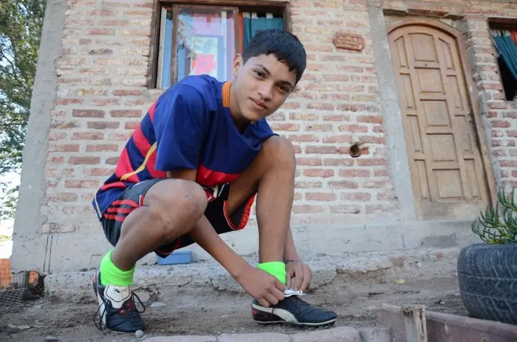 Nico, el joven de 15 años que recibió las zapatillas de fútbol por Botines Mágicos.