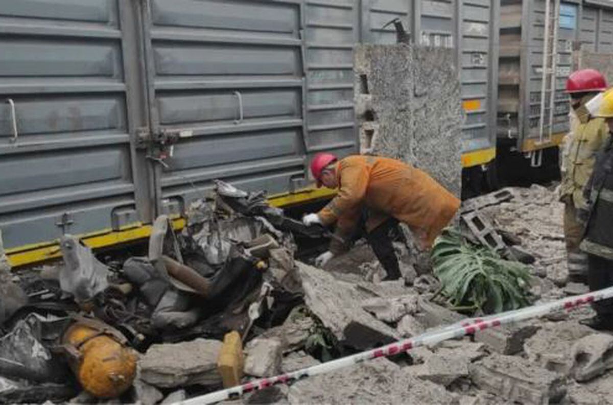 Tucumán: un tren embistió a un auto y murieron dos personas
