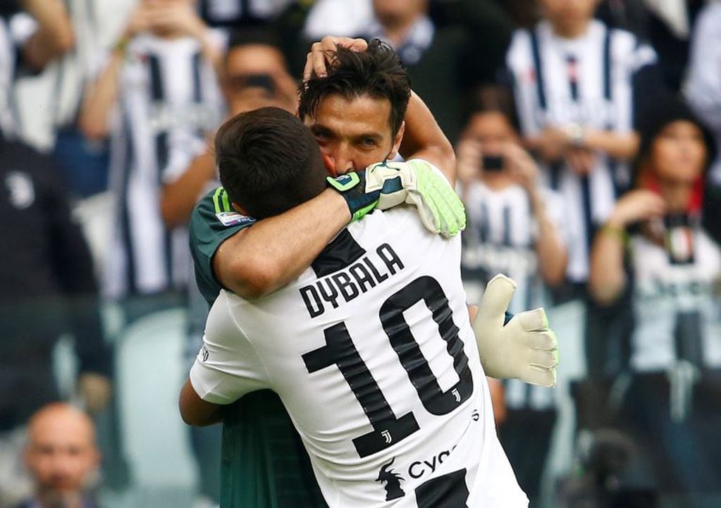 El abrazo de Gianluigi Buffon con Paulo Dybala. Foto: REUTER.