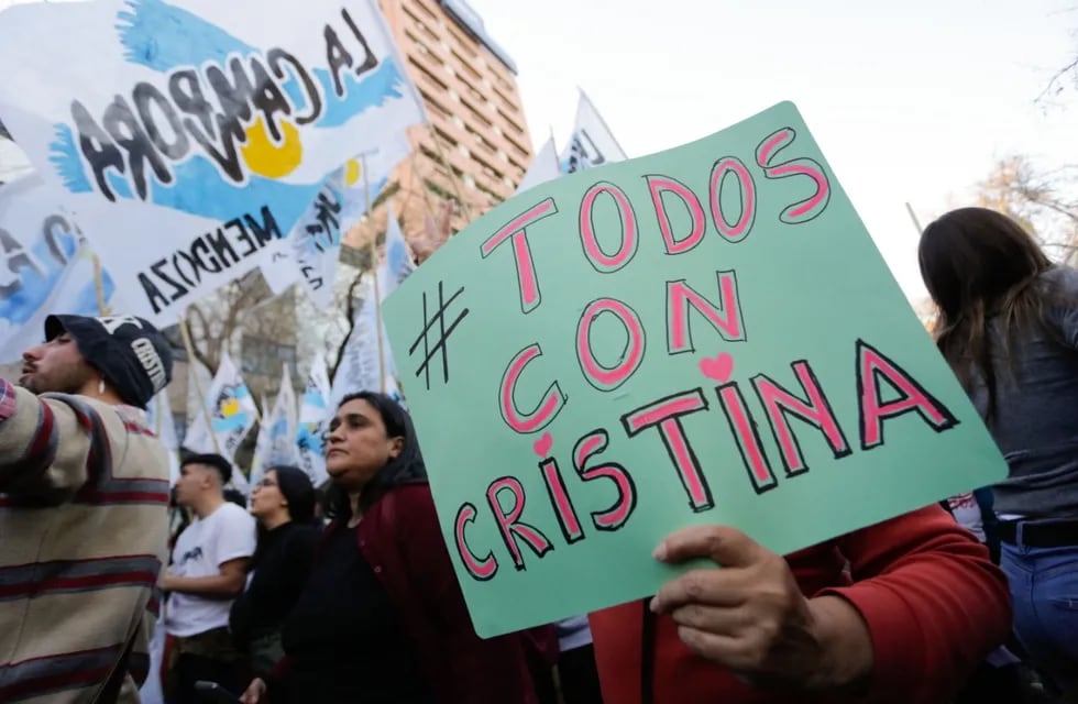 La Cámpora convocó a una vigilia en Tribunales a la espera de los fundamentos de la sentencia contra Cristina Kirchner.