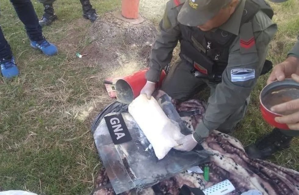 Bolivianos detenidos por llevar cocaína escondida en un matafuego (Gendarmería)