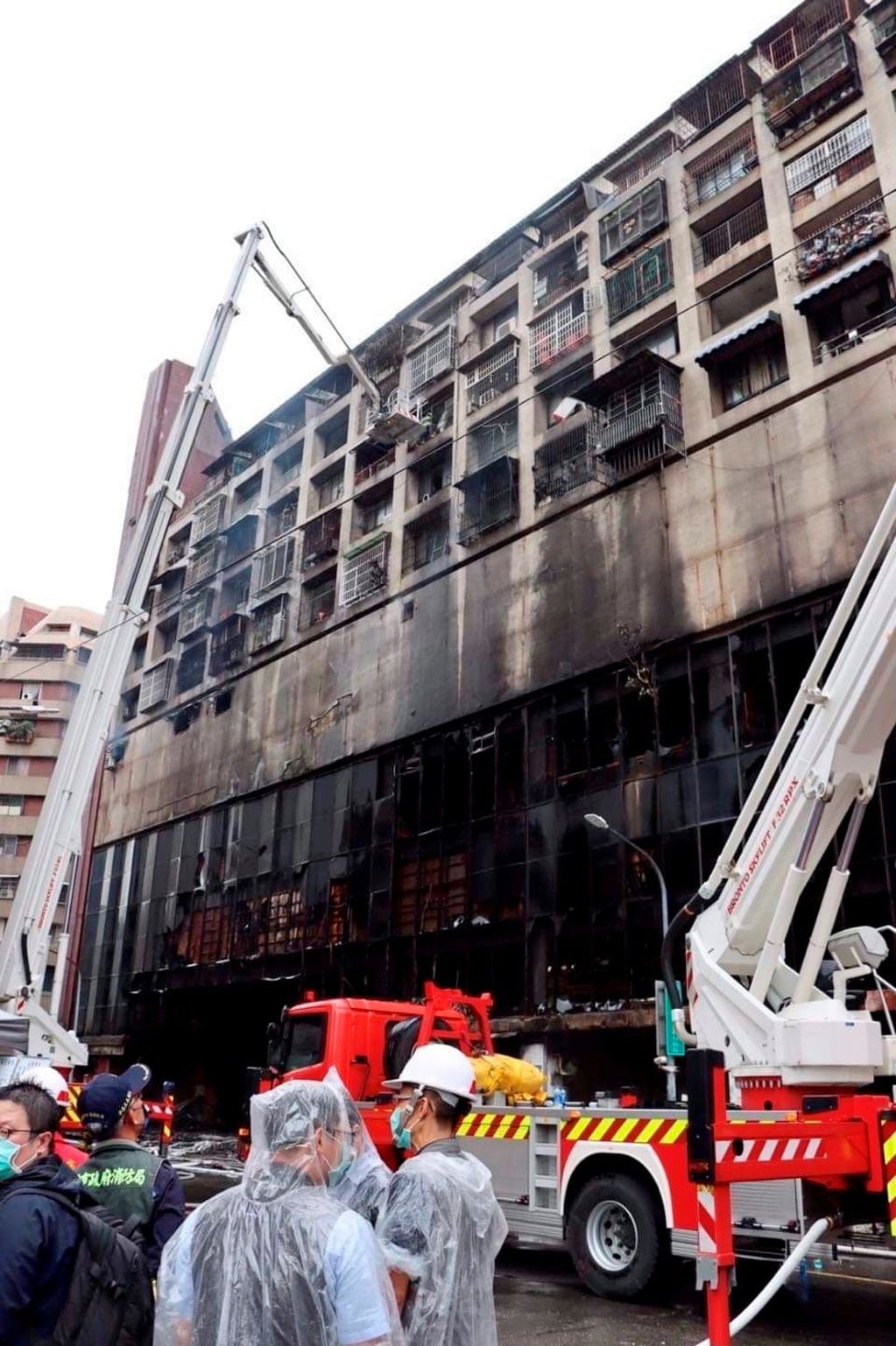 Así quedó el edificio luego de que los bomberos controlaran el fuego.