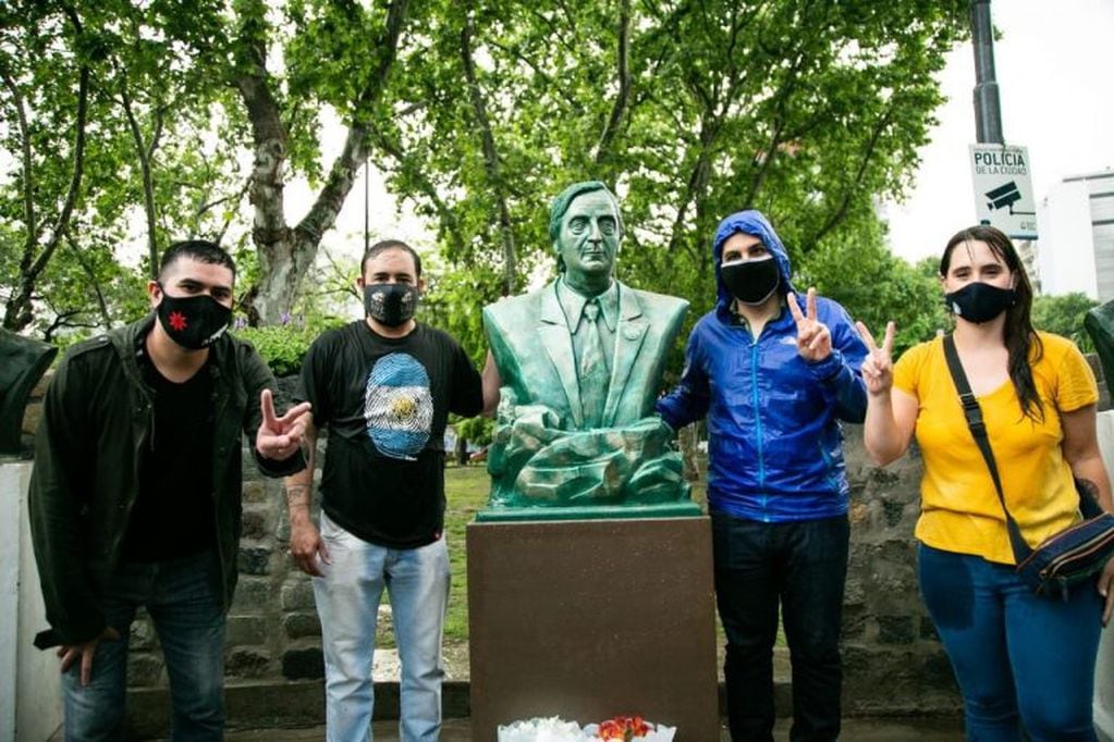 A una década de su muerte, colocaron un busto de Néstor Kirchner en Caballito (Twitter)