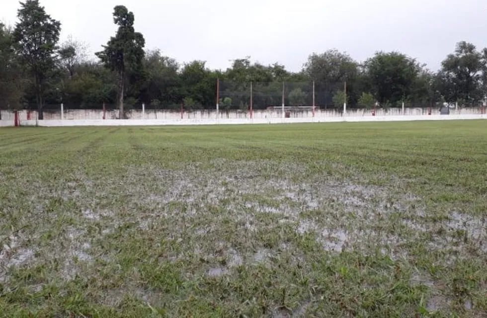 Cancha inundada (Gentileza Prensa Liga Regional Colón)