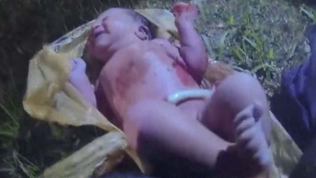 El rescate de una beba recién nacida que fue hallada dentro de una bolsa (Foto: captura)