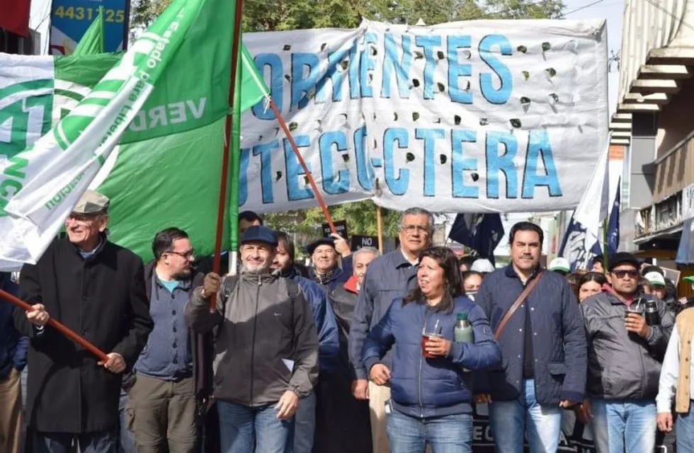 Marcha de trabajadores en el centro de Corrientes