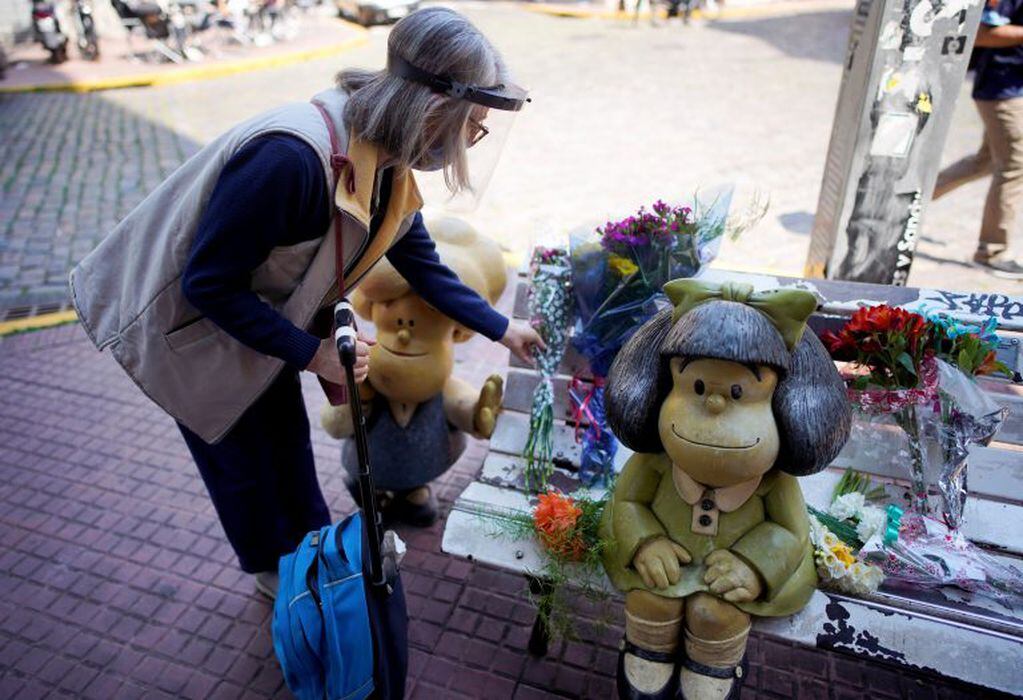 Flores a Mafalda en San telmo (AP)